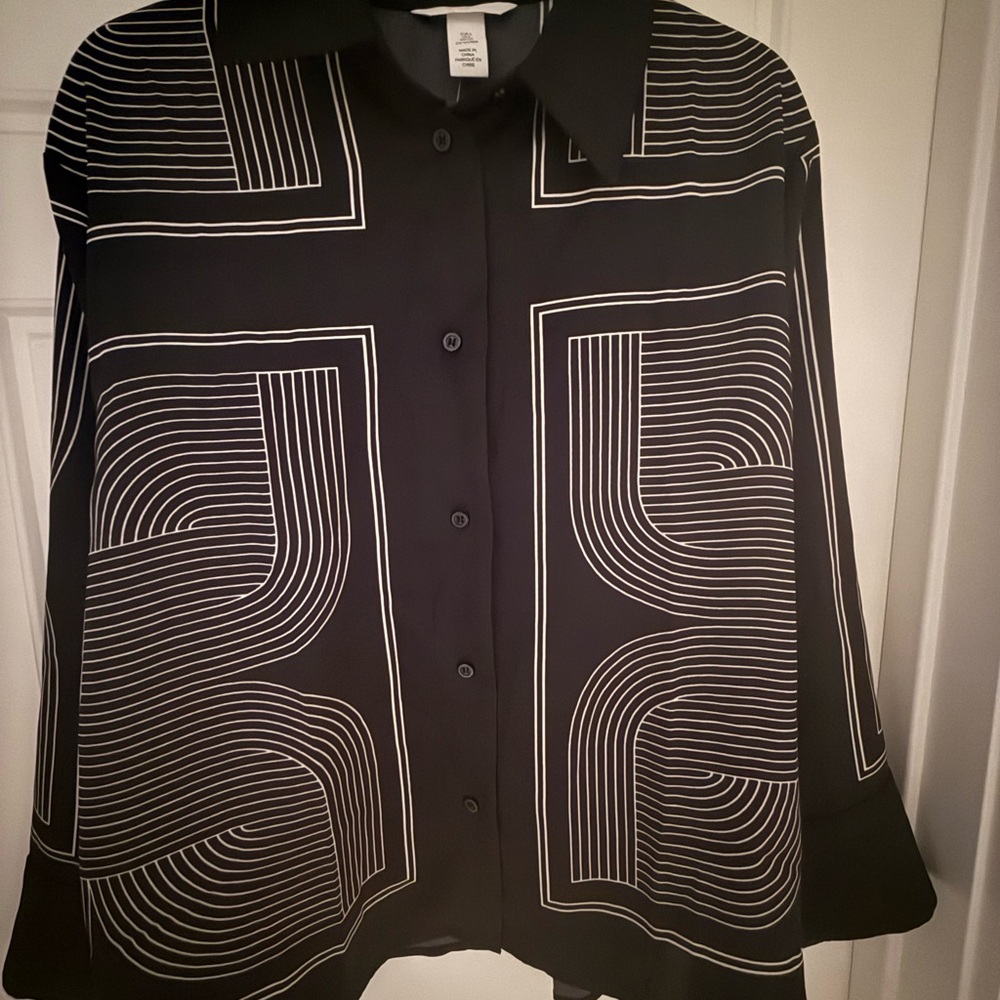 H&M Black Button-Up Shirt with White Geometric Print - Picture 5 of 7